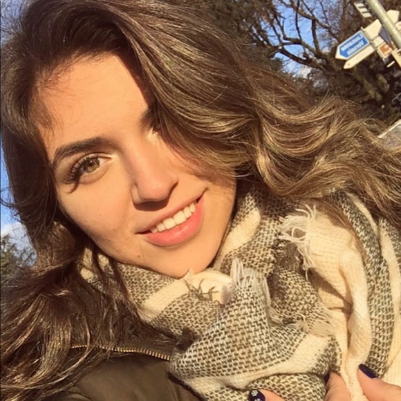 Meet your Posher, Lydia - Picture 1 of 1